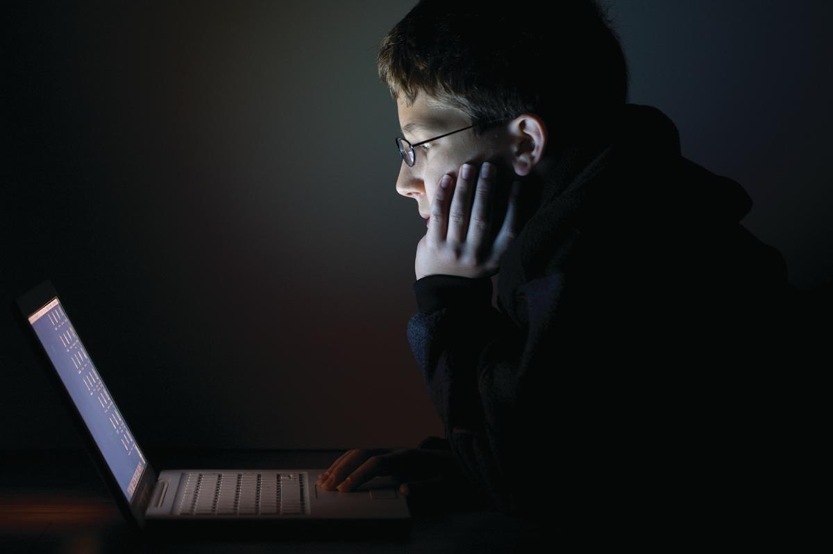 Res_4006325_boy_in_dark_with_laptop